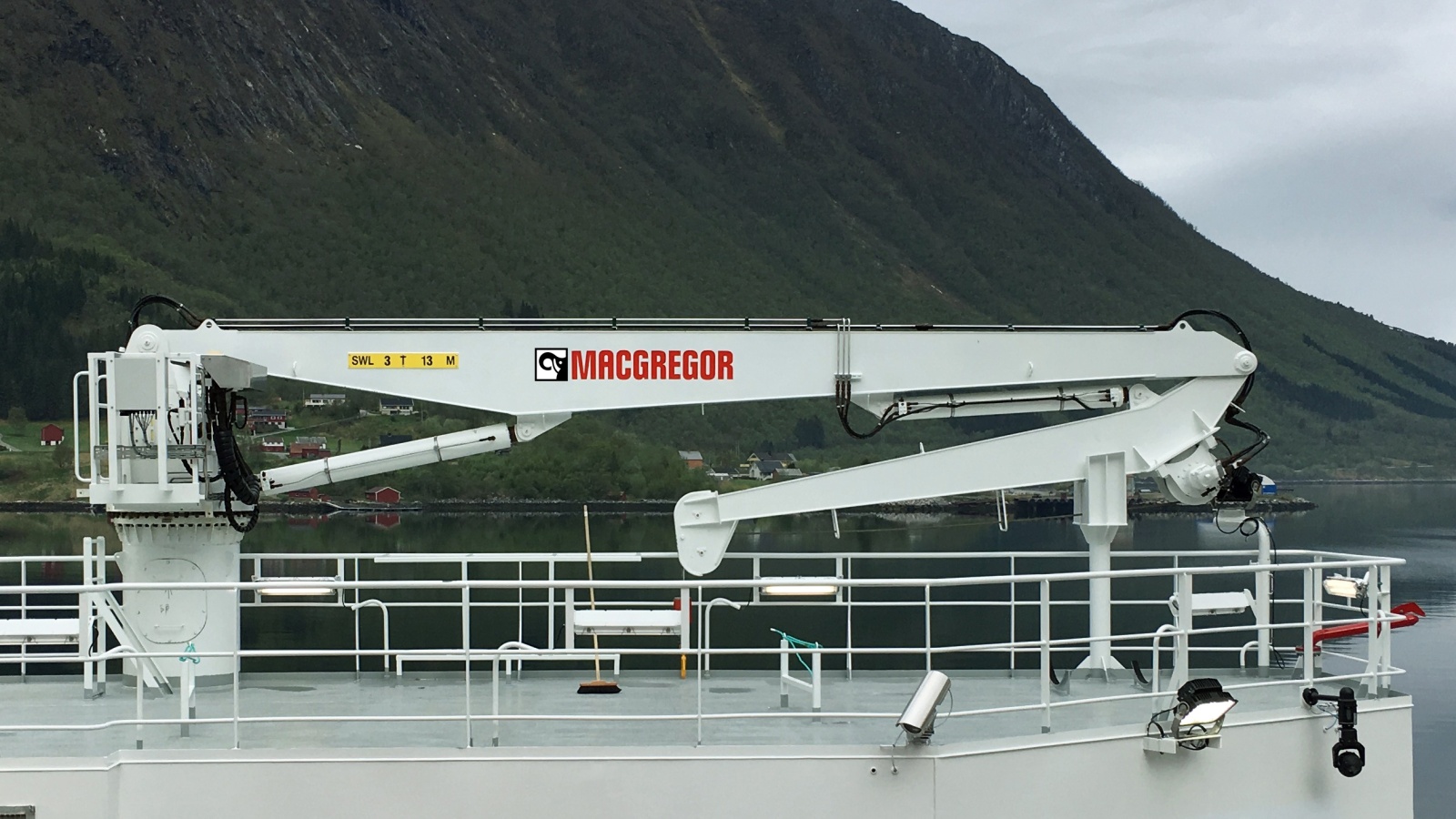 Shipboard cranes